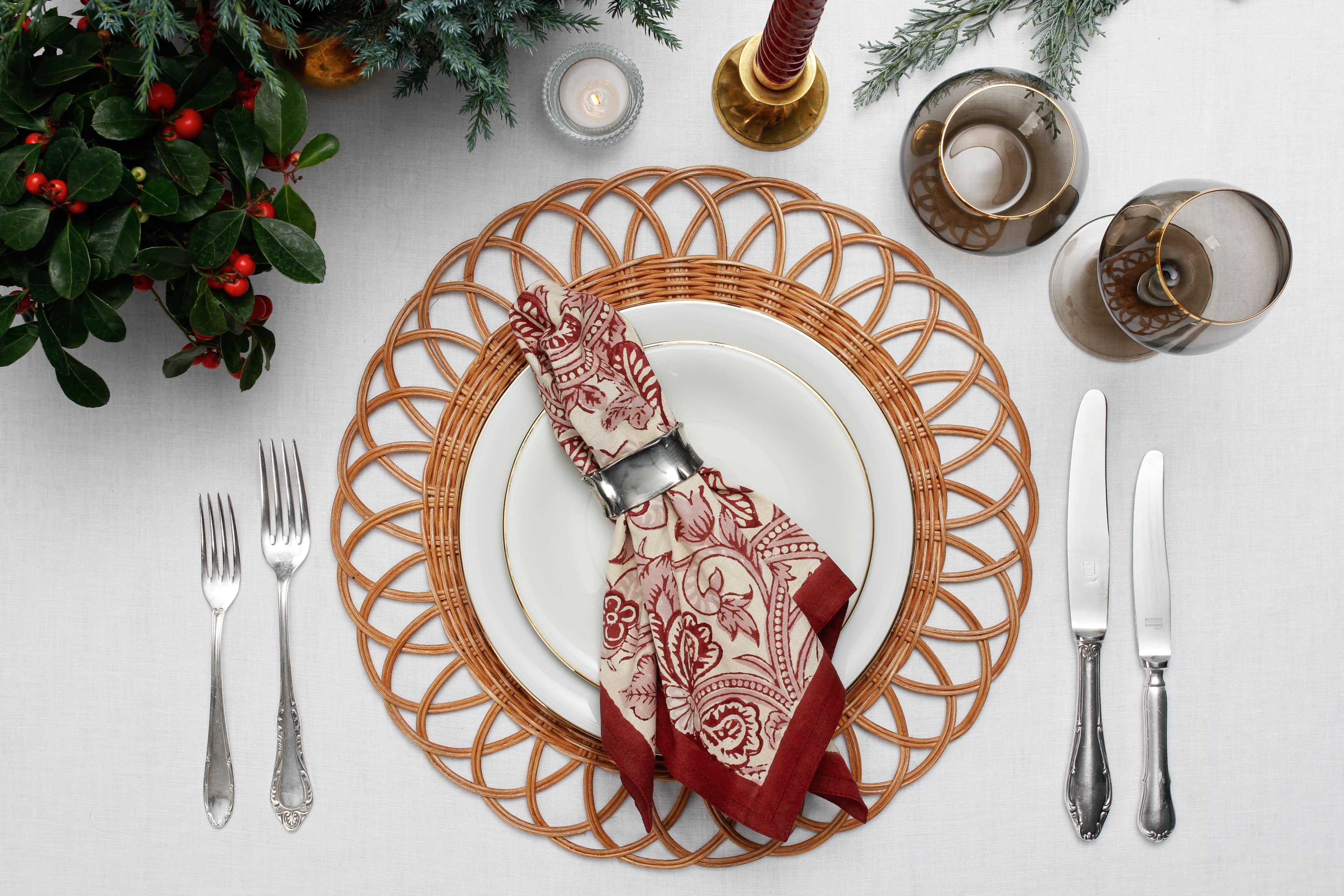 geschirrsets mieten hygienisch sauber, dekoration, kerzen weihnachten, korb platzmatte mieten