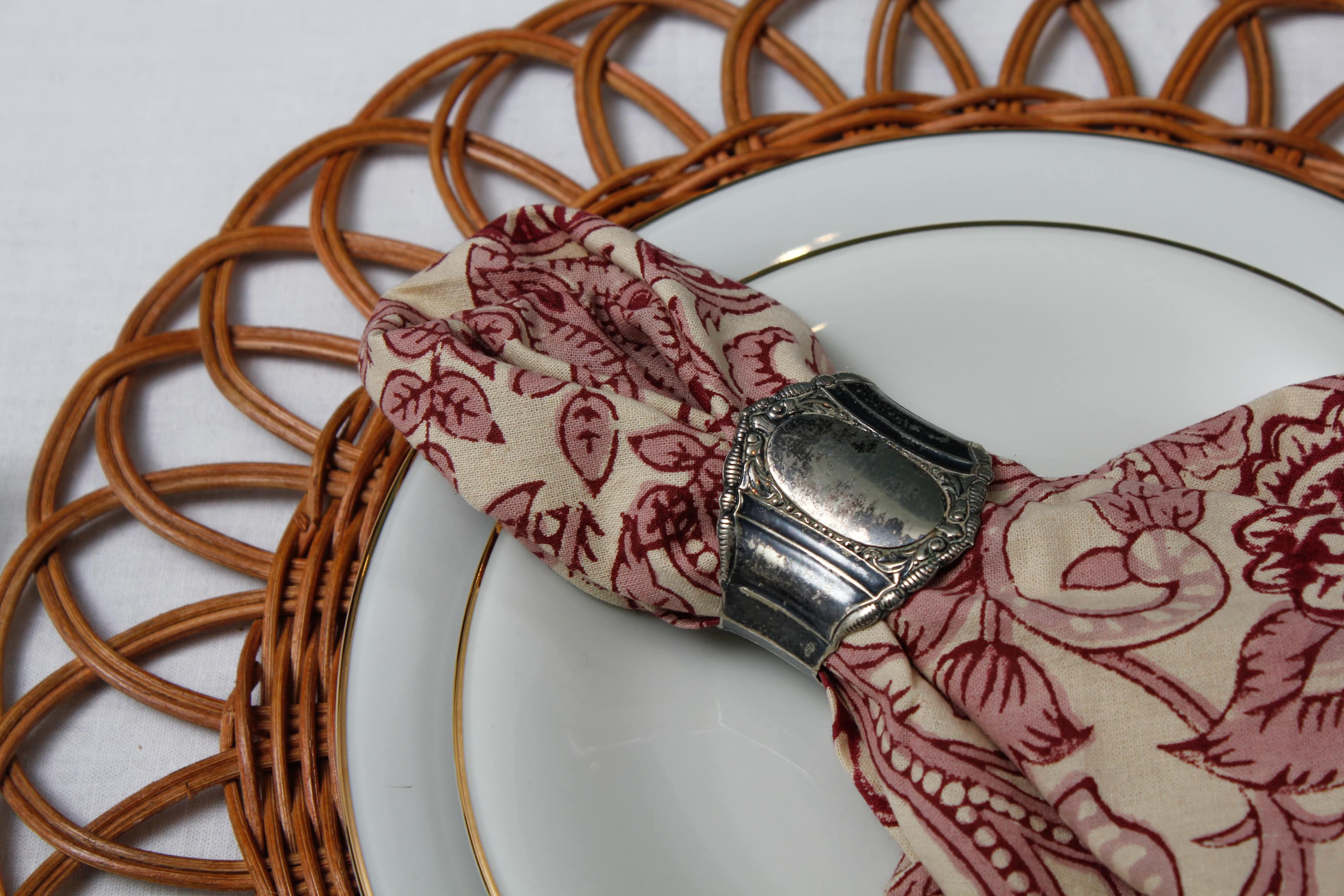 geschirrsets mieten hygienisch sauber, dekoration, kerzen weihnachten, korb platzmatte mieten