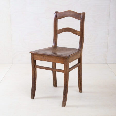 Tavern Chair Higueras | Authentic vintage pub chair for weddings, events and other large-scale events. This wooden chair comes in a great brown tone.You want to create a stylish mismatching design? Then have a look around, we rent out large numbers of brown and white vintage wooden chairs. | gotvintage Rental & Event Design