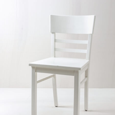 Kitchen Chair Clara | Vintage chair Clara has a satin white lacquer finish. A cosy, former kitchen chair that now decorates many different events. You want to combine different kitchen chairs? We like to rent our white kitchen chairs with a mismatching look. | gotvintage Rental & Event Design