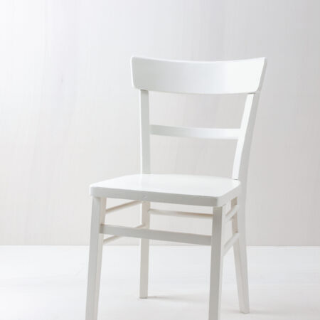 Kitchen Chair Vicenta | Vicenta is a vintage chair with a satin white lacquer finish. A cosy former kitchen chair that now decorates many different events. | gotvintage Rental & Event Design