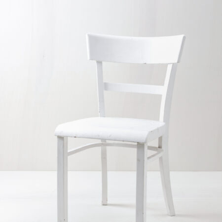 Kitchen Chair Virginia | Virginia is a beautiful, simple kitchen chair. Silk matt white lacquered, this vintage chair can be combined well with other chairs. We have numerous kitchen chairs in our range, which can be combined wonderfully in the mismatching look. | gotvintage Rental & Event Design