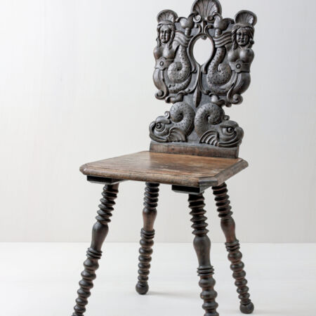 Extravagante Stühle mieten, Bauernstuhl mit Ornamenten