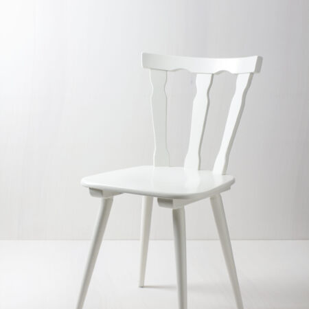Rustic Dining Chair Isabel | These rustic white wooden chairs enhance any table setting. Their individual shape and design creates a unique but striking picture at your party, wedding or event.The chairs are lacquered in white silk matt. | gotvintage Rental & Event Design