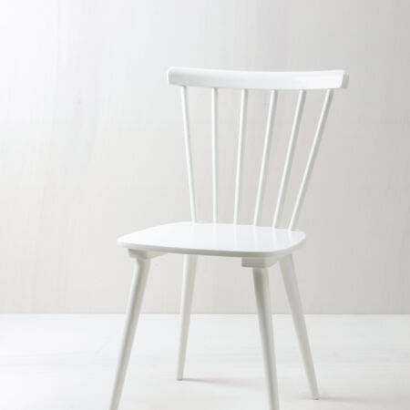 Spindle Chair Adriana | Adriana is a vintage spindle chair with a Tapiovaara look. A filigree, lovely chair in the Finnish midcentury design that can be beautifully staged.You can rent the spindle chair for a wide variety of events from us and combine it wonderfully with other chairs. | gotvintage Rental & Event Design