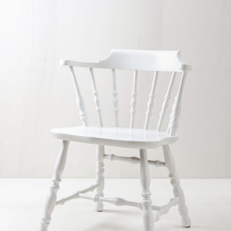 Spindle Chair Celia | A real English spindle chair with comfortable armrest. Celia has a nice surface and is particularly suitable for festive events. In combination with other chairs or benches, the result is a fantastic picture that will be remembered. Spindle chair Celia is painted white. | gotvintage Rental & Event Design
