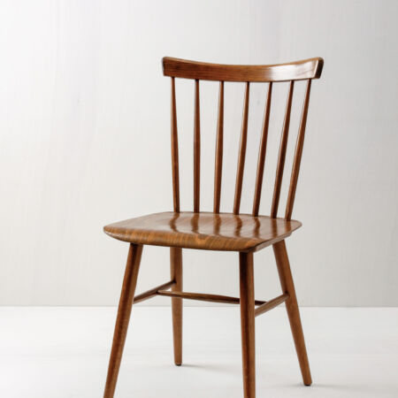 Spindle Chair Humberto | Humberto is a beautiful spindle chair in the Ilmai Tapiovaara style. Chair Humberto has a shiny surface, with wavy grain and is a real gem. Browse for a moment and have a look at our other spindle chairs that you can rent from us for your event. | gotvintage Rental & Event Design