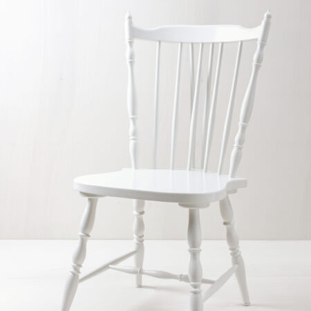 Spindle Chair Miriam | Miriam is a spindle chair with a beautiful contour. A white lacquered farm chair that can be used in many ways. You will find more chairs that you can rent from us for the perfect mismatching look. | gotvintage Rental & Event Design