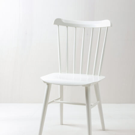 Spindle Chair Trinidad | Trinidad is a vintage spindle chair with a Tapiovaara look. A filigree, lovely chair in the Finnish midcentury design that can be beautifully staged.You can rent the spindle chair for a wide variety of events from us and combine it wonderfully with other chairs. | gotvintage Rental & Event Design