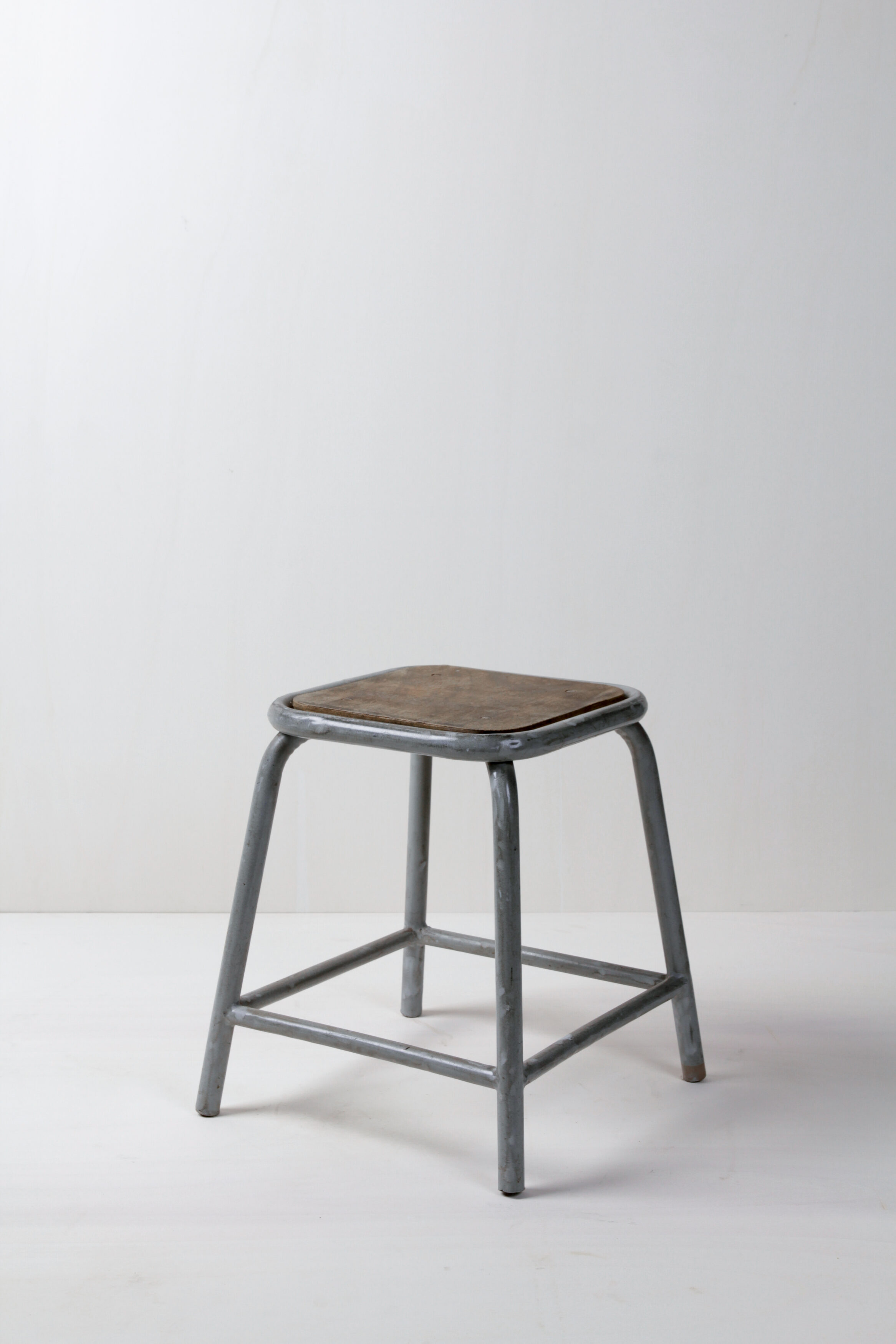 Idustrie Metallhocker, Mietmöbel, Berlin, Hamburg, Köln, Industrial Mullca Hocker Frankreich