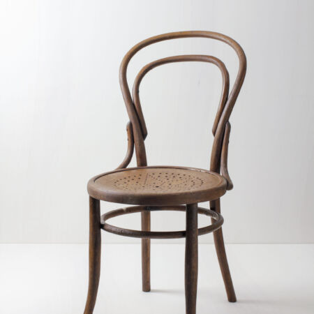 Thonet Chair Angel | Angel is a very elegant, originally refurbished, brown Thonet vintage chair. Its beautiful design and playful seat makes this chair a real eye-catcher at every ceremony. We rent nine copies of the Thonet chair. | gotvintage Rental & Event Design