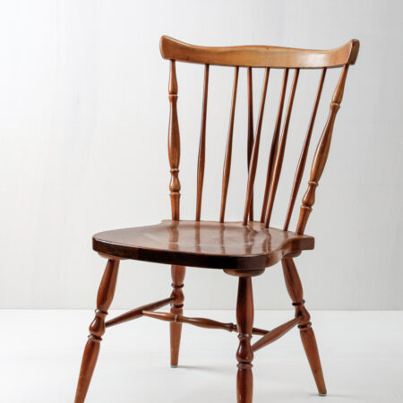 Windsor Chair Ciro | Ciro is a real, English bar chair in the typical Windsor design. The Windsor chair has a beautiful surface and is particularly suitable for the wedding ceremony. In combination with other rented chairs or benches, the result is a fantastic picture that will be remembered. | gotvintage Rental & Event Design