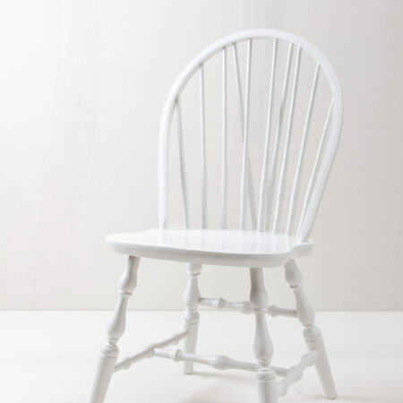 Windsor Chair Lorena | Lorena is a beautiful, feminine farm chair in the Windsor style. This chair has a stylish, round-shaped backrest and is painted white. A wonderful wooden chair for that special occasion. | gotvintage Rental & Event Design