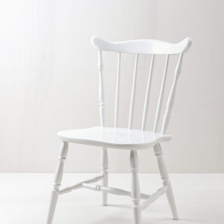 Windsor Chair Luz | A real English rung chair in the typical Windsor design. Luz has a beautiful surface and is particularly suitable for the wedding ceremony. In combination with other rented chairs or benches, the result is a fantastic picture that will be remembered. Windsor chair Luz is painted white. | gotvintage Rental & Event Design