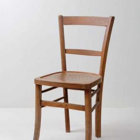 Wooden Dining Chair Garcia | Are you looking for brown wooden chairs for your perfect mismatching look? Garcia is a pretty dining chair with an embossed seat. You can rent a wide variety of wooden chairs from us and combine them wonderfully. | gotvintage Rental & Event Design